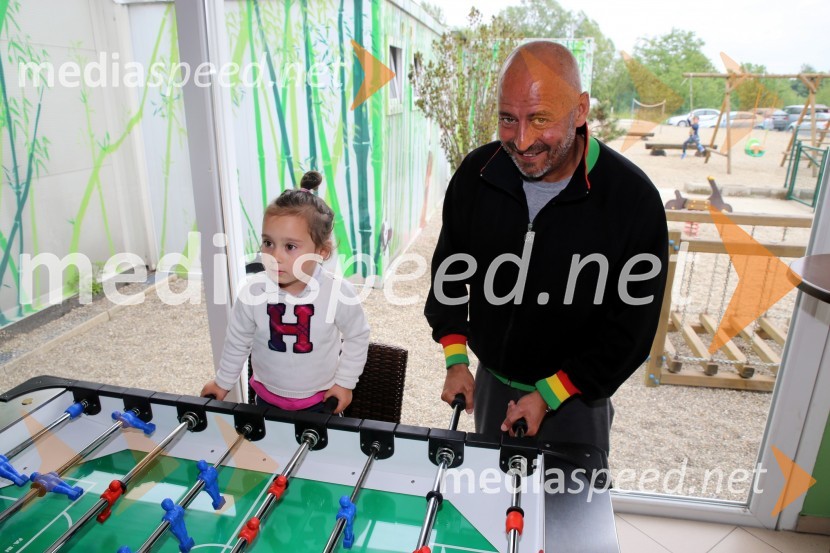  ... ;  Dragan Bosnić, nekdanji poslanec DZPomagamo kot znamo - nogomet igramo, humanitarni nogometni turnir