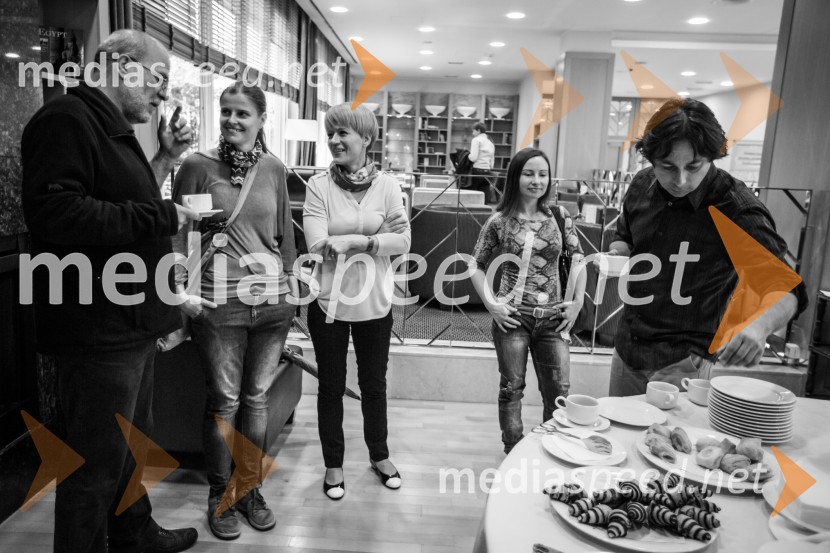  ... ;  Staša Cafuta Trček, novinarka www.thethirdwine.com; dr. Aleksandra Pivec, direktorica, ZRS Bistra, Ptuj;  Tanja Mojzer, novinarka;  Slavko Podbrežnik, novinar, VečerPtuj je gostil prvi Salon Sauvignon