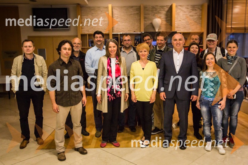  Bojan Kobal, enolog;  Slavko Podbrežnik, novinar, Večer;  ... ; dr. Aleksandra Pivec, direktorica, ZRS Bistra, Ptuj;  Miran Senčar, župan, Mestna občina Ptuj;  Tanja Mojzer, novinarkaPtuj je gostil prvi Salon Sauvignon