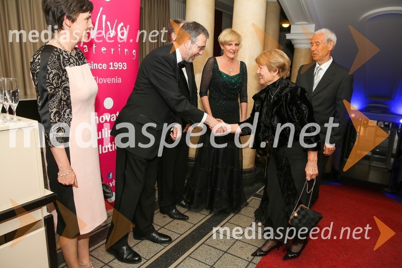  Margaret Kilmartin, soproga veleposlanika Irske v Sloveniji;  Patrick Kelly, veleposlanik Irske v Sloveniji;  ... Mednarodni gala večer društva Sila
