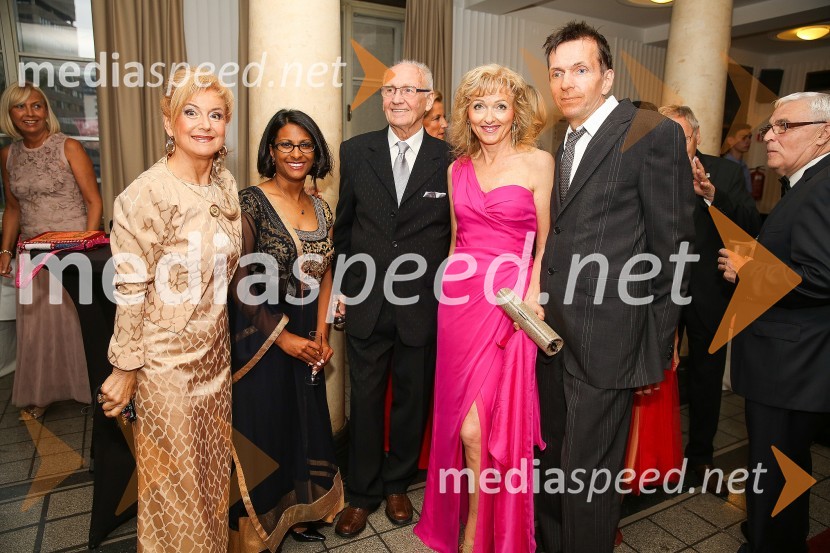  Doroteja Omahen, članica odbora za SILA GALA, urednica SILA kuharske knjige;  Vesna Nisha Dolinar, predsednica SILA 2012-2013;  Feliks Omahen;  Lilijana Kastelic, oblikovalka;  Andrej Kocjan, arhitektMednarodni gala večer društva Sila