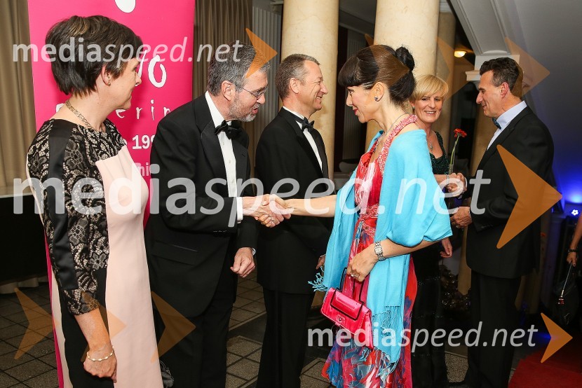  Margaret Kilmartin, soproga veleposlanika Irske v Sloveniji;  Patrick Kelly, veleposlanik Irske v Sloveniji; Dr. Jerca Legan Cvikl, antropologinjaMednarodni gala večer društva Sila