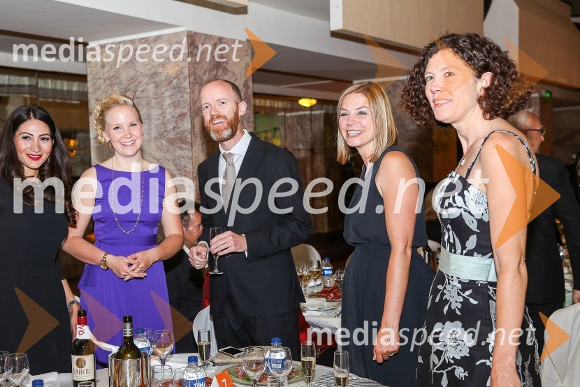  Ursula Gawish;  Imola Toth;  ... ;  Zuzana Merrifield;  ... Mednarodni gala večer društva Sila