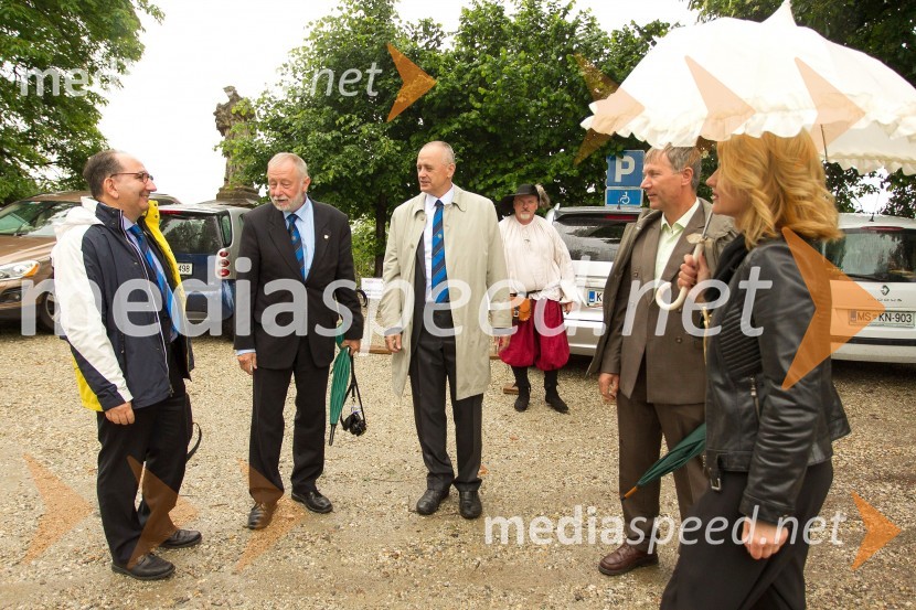  Riccardo Bussi, predsednik svetovne fotografske zveze (FIAP);  Vasja Doberlet;  Ivo Borko,  predsednik Fotografske zveze Slovenije;  Stanislav Rojko, župan, občina Gornja Radgona; mag. Norma Bale, pisateljica, direktorica KultproturFotograd Negova, otvoritev