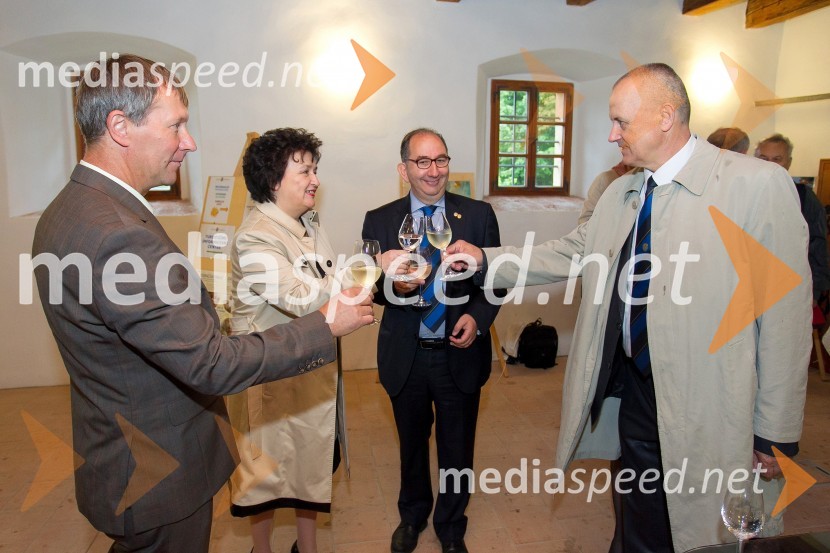  Stanislav Rojko, župan, občina Gornja Radgona; mag. Julijana Bizjak Mlakar, ministrica za kulturo;  Riccardo Bussi, predsednik svetovne fotografske zveze (FIAP);  Ivo Borko,  predsednik Fotografske zveze SlovenijeFotograd Negova, otvoritev