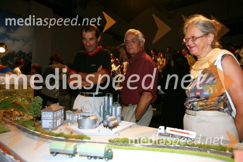 Janez Kopač, nekdanji minister za okolje, prostor in energijo in obiskovalci predstave Mnemopark, režiserja Stefana KaegijaOtvoritev 10. festivala Mladi levi