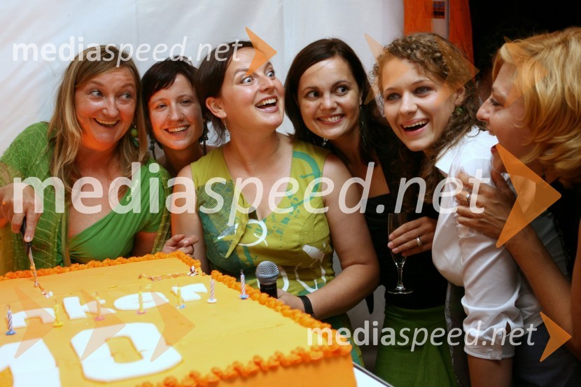Nevenka Koprivšek, umetniška direktorica festivala Mladi levi, Maja Vežin, Alma Selinovič, Tamara Brančič, Brina Pungerčič in Mojca Jug, zavod BunkerOtvoritev 10. festivala Mladi levi