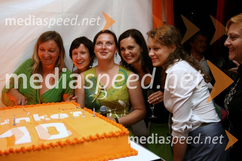 Nevenka Koprivšek, umetniška direktorica festivala Mladi levi, Maja Vežin, Alma Selinovič, Tamara Brančič, Brina Pungerčič in Mojca Jug, zavod BunkerOtvoritev 10. festivala Mladi levi