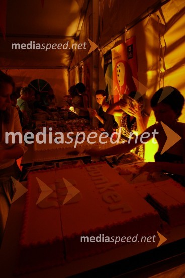 Rezanje torteOtvoritev 10. festivala Mladi levi