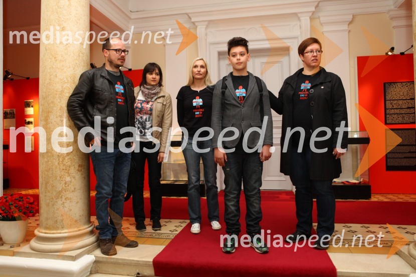  Uroš Dokl, Muzej narodne osvoboditve Maribor;  Andreja Kaučič;  Simona Tripkovič, muzejska svetovalka, Muzej narodne osvoboditve Maribor;  Žiga Ademovič, učenec OŠ Janka Padežnika, novi direktor Muzeja narodne osvoboditve Maribor; dr. Aleksandra  Berberih Slana, direktorica Muzeja narodne osvoboditve MariborPrevzeli smo muzej, Muzej narodne osvoboditve Maribor