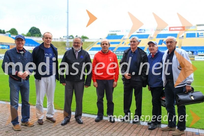  Peter Sitar, učitelj športne vzgoje; prof. dr. Marko Jesenšek, dekan, Filozofska fakulteta, Univerza v Mariboru; prof. dr. Igor Tičar, rektor, Univerza v Mariboru; dr. Ivan Svetlik, rektor Univerze v Ljubljani;  Vojislav Simeunovič;  ... ;  ... Univerza v Ljubljani premagala nogometno ekipo Univerze v Mariboru