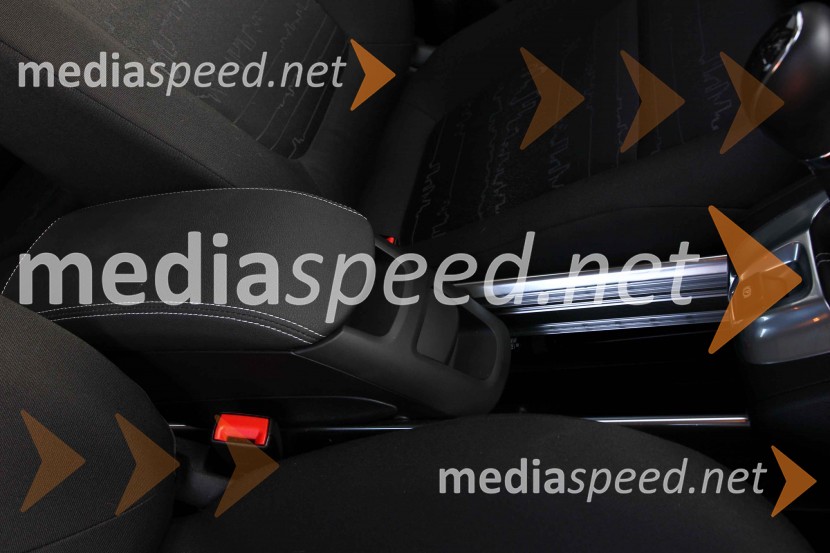 Opel Meriva 1.4 Turbo 88 kW Enjoy, sredinski naslon za roke ima veliko prostora v in pod njimOpel Meriva 1.4 Turbo 88 kW Enjoy, mediaspeed test