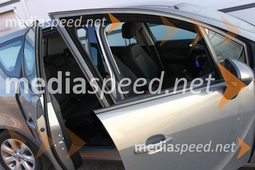 Opel Meriva 1.4 Turbo 88 kW Enjoy, dva na isti strani težko naenkrat vstopitaOpel Meriva 1.4 Turbo 88 kW Enjoy, mediaspeed test