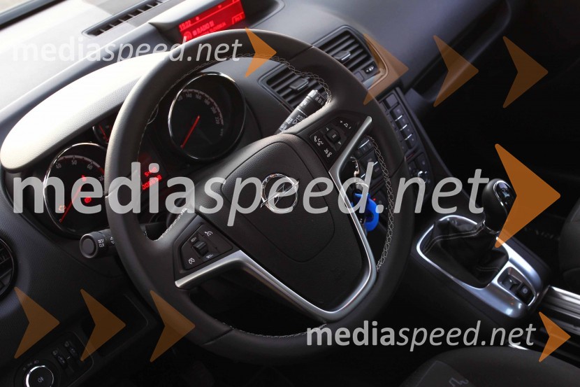 Opel Meriva 1.4 Turbo 88 kW Enjoy, notranjostOpel Meriva 1.4 Turbo 88 kW Enjoy, mediaspeed test