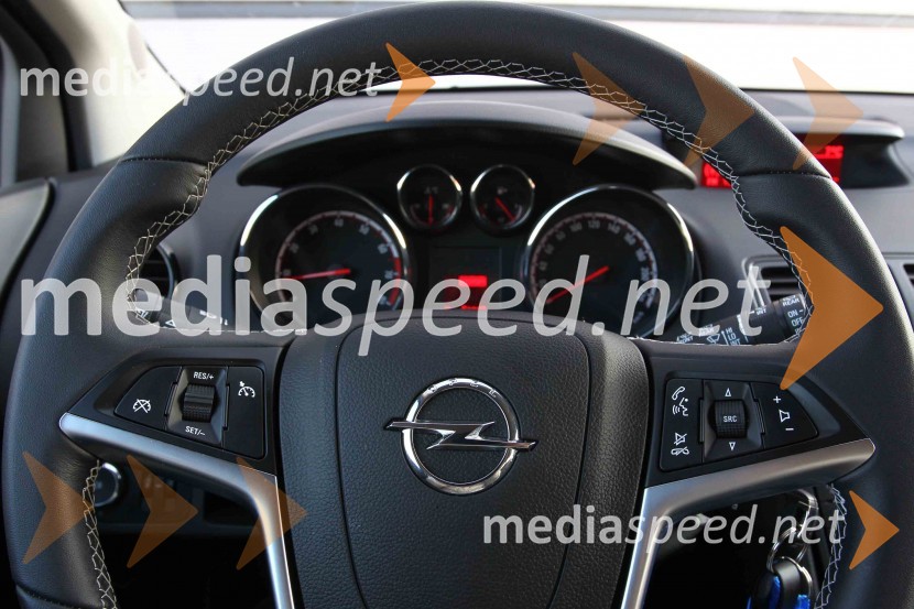 Opel Meriva 1.4 Turbo 88 kW Enjoy, multifunkcijski volan oblečen v trpežno usnjeOpel Meriva 1.4 Turbo 88 kW Enjoy, mediaspeed test