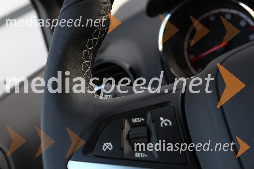 Opel Meriva 1.4 Turbo 88 kW Enjoy, klasičen tempomat se opravlja na volanuOpel Meriva 1.4 Turbo 88 kW Enjoy, mediaspeed test