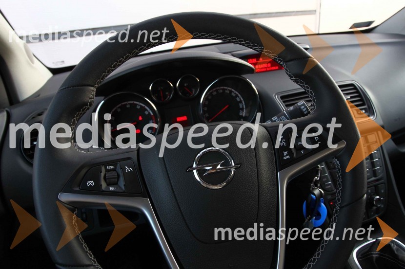 Opel Meriva 1.4 Turbo 88 kW Enjoy, notranjostOpel Meriva 1.4 Turbo 88 kW Enjoy, mediaspeed test