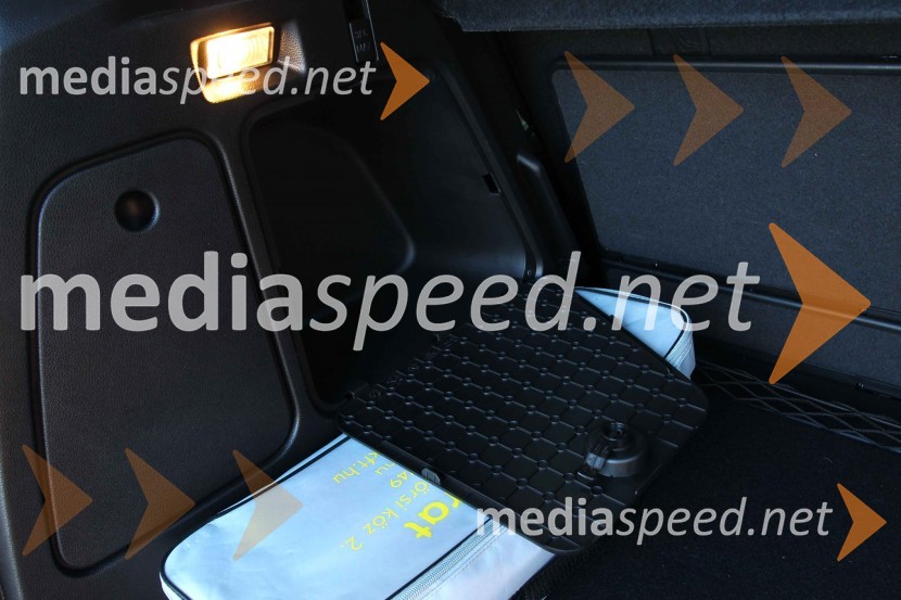 Opel Meriva 1.4 Turbo 88 kW Enjoy, prtljažnik ima tudi stranske predaleOpel Meriva 1.4 Turbo 88 kW Enjoy, mediaspeed test