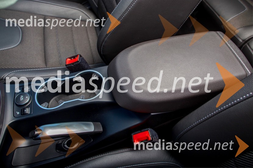 Ford Kuga 2.0 TDCI Titanium, naslon za roke in nastavek za pijačoFord Kuga 2.0 TDCI Titanium, mediaspeed test