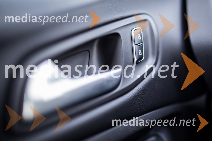 Ford Kuga 2.0 TDCI Titanium, odlkep in zaklep vrat ob kljukiFord Kuga 2.0 TDCI Titanium, mediaspeed test