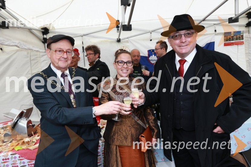  Norman Adams, župan, Greenwich;  Urška Bračko, Mariborska vinska kraljica (2014 - 2016); dr. Andrej Fištravec, župan, Mestna občina MariborPromocija Maribora in Štajerske v Londonu