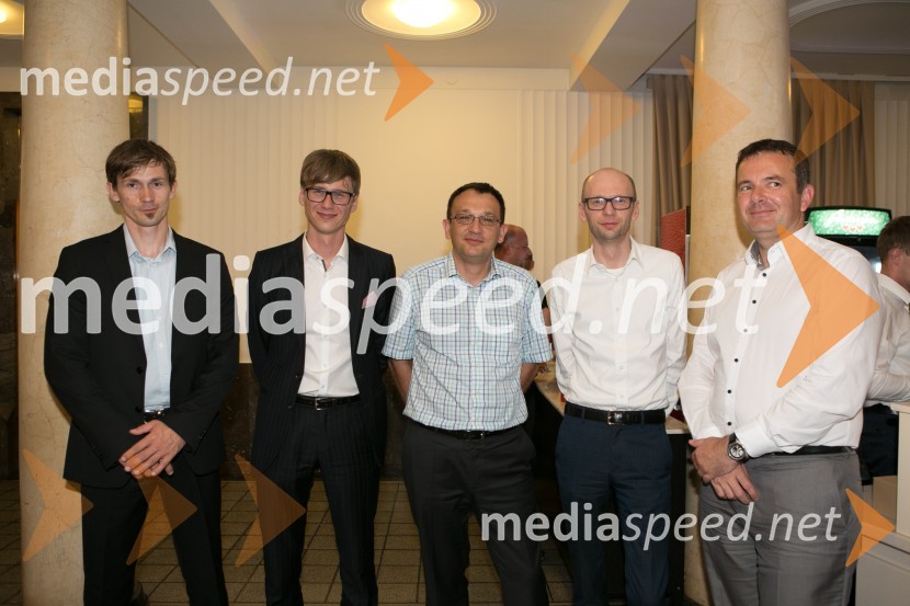  Srečko Đurov, direktor občinske uprave Mestne občine Murska Sobota ;  Mitja Podgajski, direktor TV Idea - Kanal 10;  Tadej Ružič;  Benjamin Jošar, član uprave, Zavarovalnica Triglav;  ... Diši po Prekmurju 2015, kulinarični večer