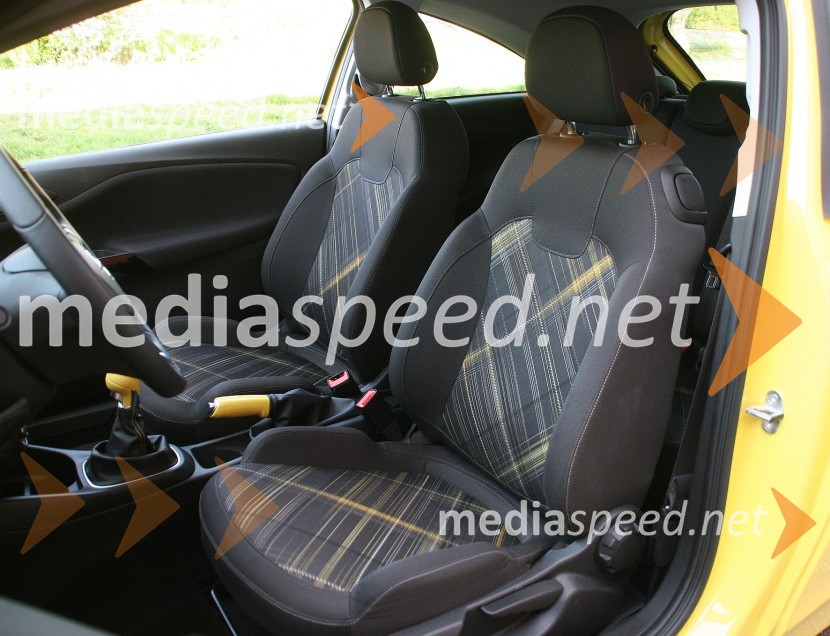 Opel Corsa 1.4 Turbo Color Edition, oprijemljivi in udobni sedežiOpel Corsa 1.4 Turbo Color Edition, mediaspeed test