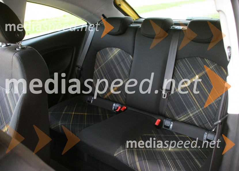 Opel Corsa 1.4 Turbo Color Edition, zadaj je pomanjkanje prostora za noge in glaveOpel Corsa 1.4 Turbo Color Edition, mediaspeed test