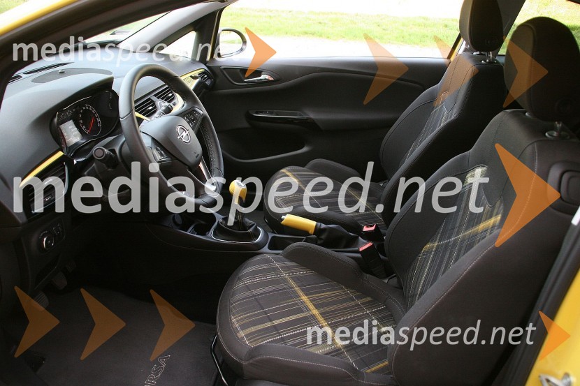 Opel Corsa 1.4 Turbo Color Edition, rumena nit se vleče tudi v notranjostOpel Corsa 1.4 Turbo Color Edition, mediaspeed test