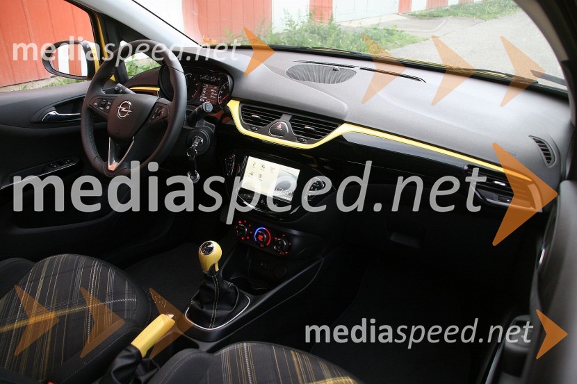 Opel Corsa 1.4 Turbo Color Edition, notranjostOpel Corsa 1.4 Turbo Color Edition, mediaspeed test