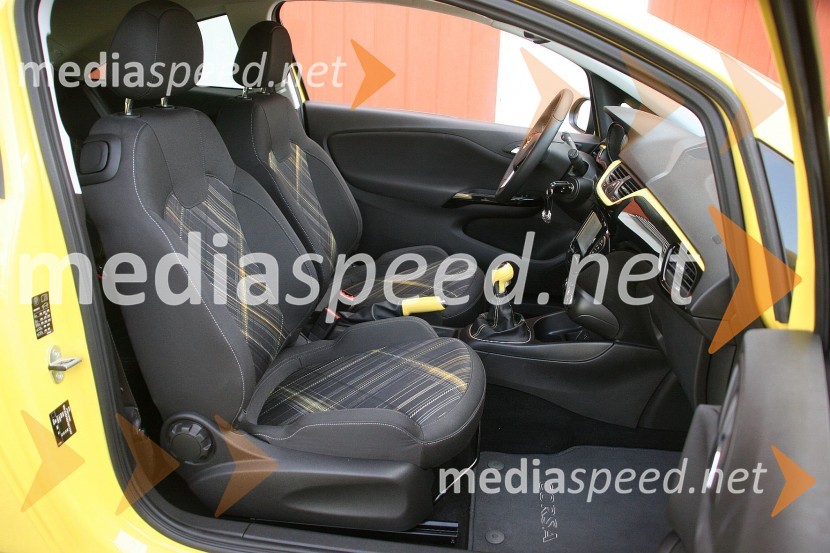 Opel Corsa 1.4 Turbo Color Edition, notranjostOpel Corsa 1.4 Turbo Color Edition, mediaspeed test