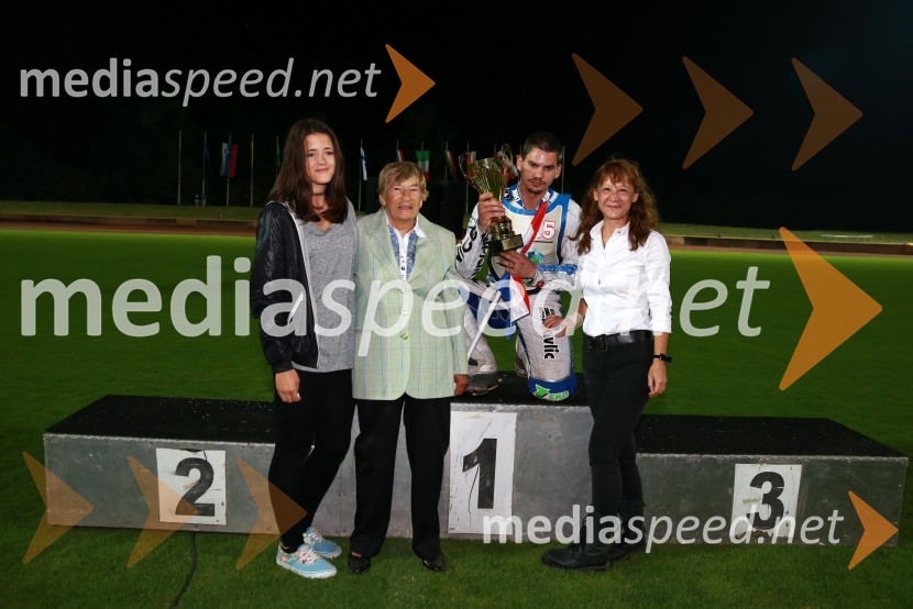  ... ;  Tonica Babič;  Jurica Pavlic, speedwayist (SK Unia Donji Kraljevec);  Violeta Freeland, predsednica AMD Krško 32. dirka za Zlati znak Občine Krško