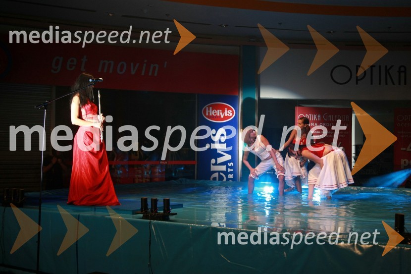 Tinkara Kovač, pevka s plesalkami Plesne izbe MariborOtvoritev prenovljenega nakupovalnega središča Europark