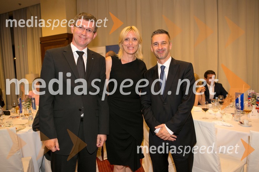  Martin Logar, izvršni direktor, Britansko-slovenska gospodarska zbornica;  Irena Pavčič, IPPR, marketinške in PR storitve;  Janez Jager, izvršni direktor za področje trženja in prodaje LifeClassPoslovna večerja, Britansko-slovenska gospodarska zbornica
