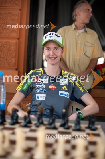  Katja Požun, smučarska skakalkaBoj za krono, zimski športni junaki igrajo šah