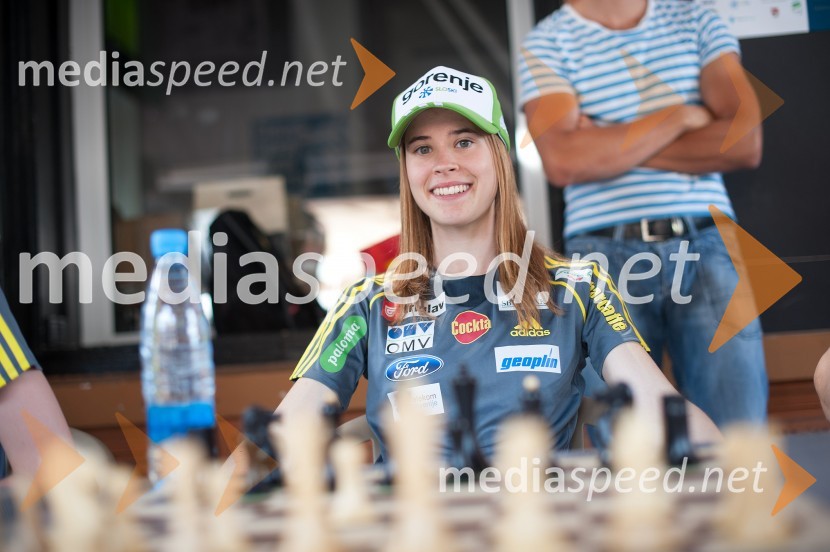  Urša Bogataj, smučarska skakalkaBoj za krono, zimski športni junaki igrajo šah