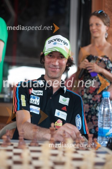  Primož Peterka, nekdanji smučarski skakalec, trener pomočnik ženske reperezentance v smučarskih skokihBoj za krono, zimski športni junaki igrajo šah