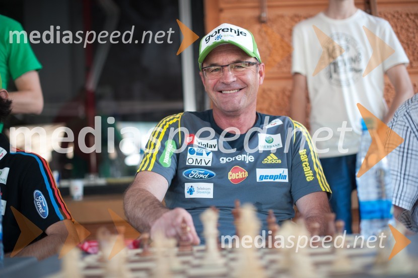  Stane  Baloh, glavni trener smučarskih skakalkBoj za krono, zimski športni junaki igrajo šah