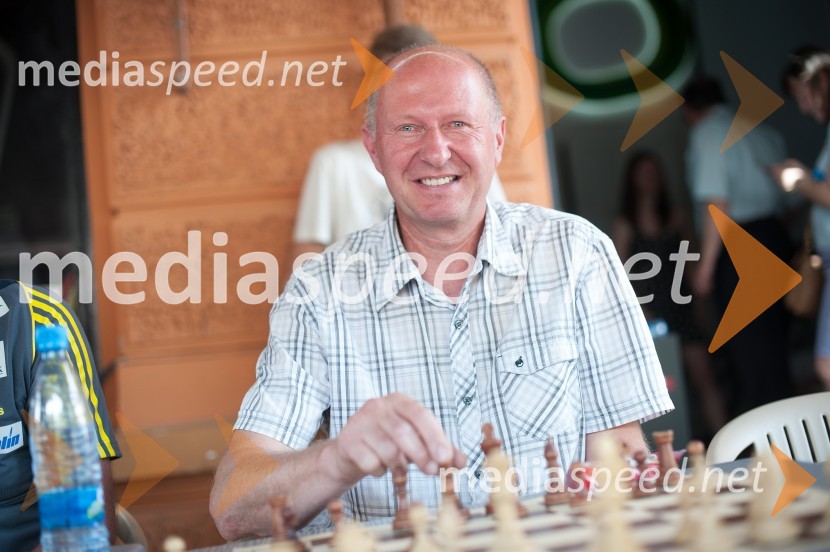 Boj za krono, zimski športni junaki igrajo šah