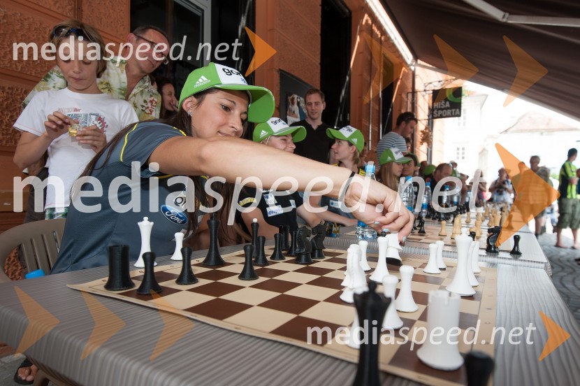  Anja Tepeš, smučarska skakalkaBoj za krono, zimski športni junaki igrajo šah