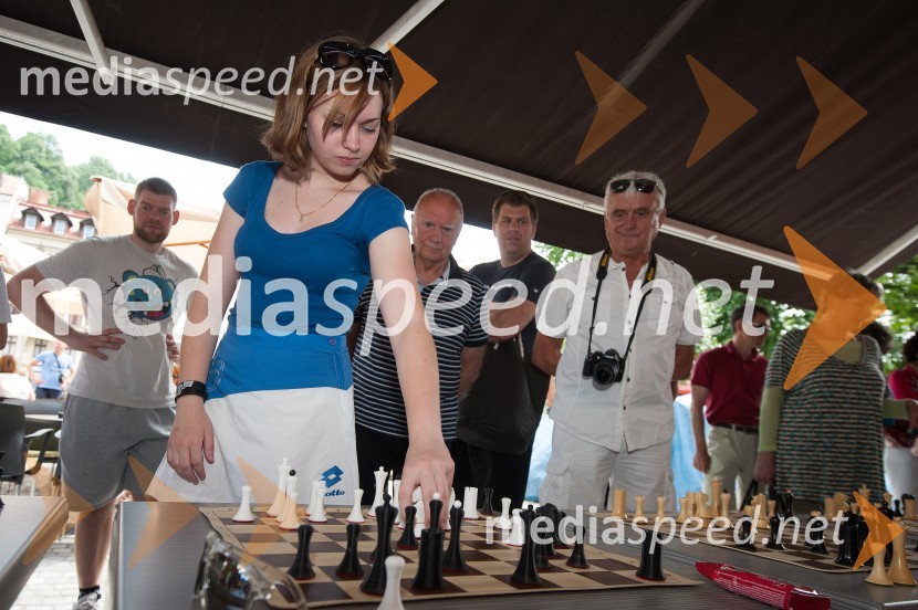  Laura Unuk, mladinska svetovna prvakinja v šahuBoj za krono, zimski športni junaki igrajo šah