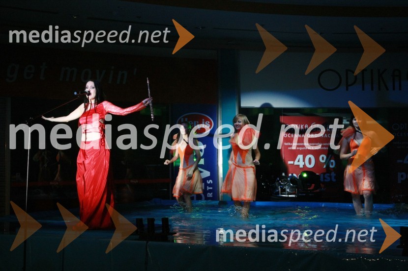 Tinkara Kovač, pevka s plesalkami Plesne izbe MariborOtvoritev prenovljenega nakupovalnega središča Europark