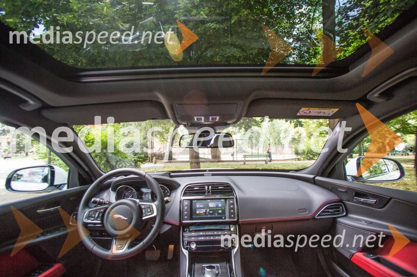 Jaguar XE, notranjostJaguar XE, slovenska predstavitev