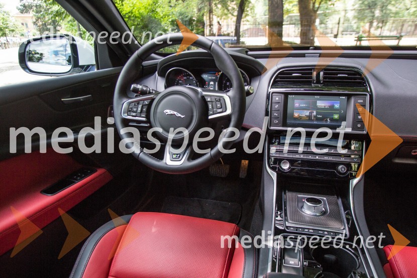 Jaguar XE, notranjostJaguar XE, slovenska predstavitev