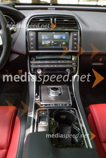 Jaguar XE, notranjostJaguar XE, slovenska predstavitev