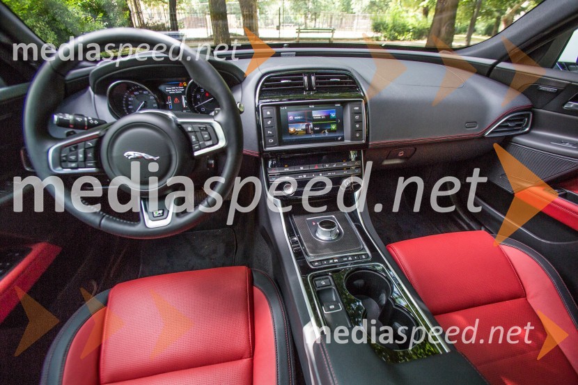 Jaguar XE, notranjostJaguar XE, slovenska predstavitev