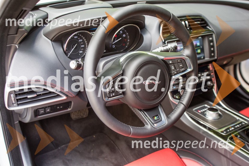 Jaguar XE, notranjostJaguar XE, slovenska predstavitev