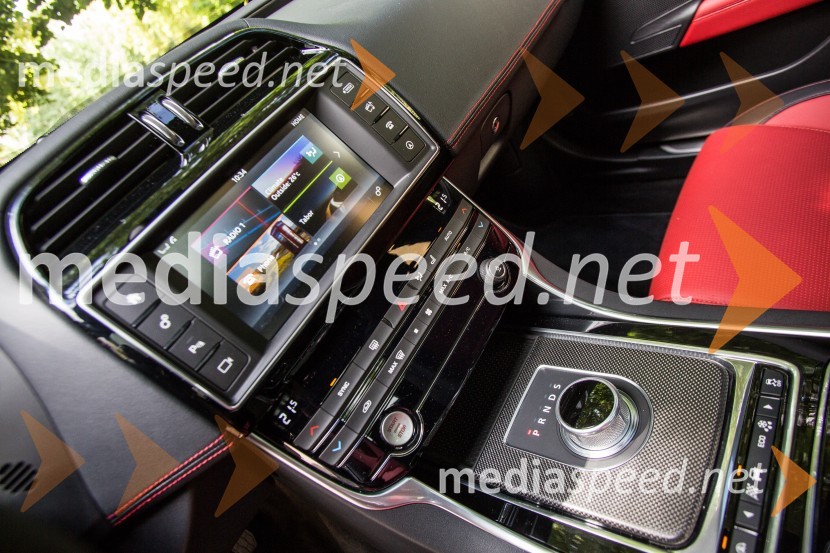 Jaguar XE, notranjostJaguar XE, slovenska predstavitev