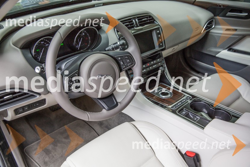 Jaguar XE, notranjostJaguar XE, slovenska predstavitev