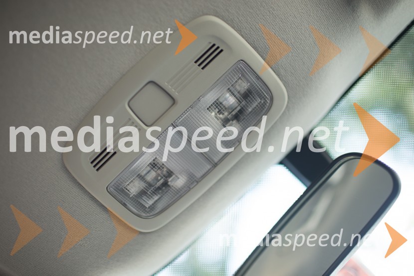 Suzuki Vitara 1.6 VVT 4WD, stropna osvetlitevSuzuki Vitara 1.6 VVT 4WD, mediaspeed test